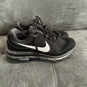 Nike black air max women size 7